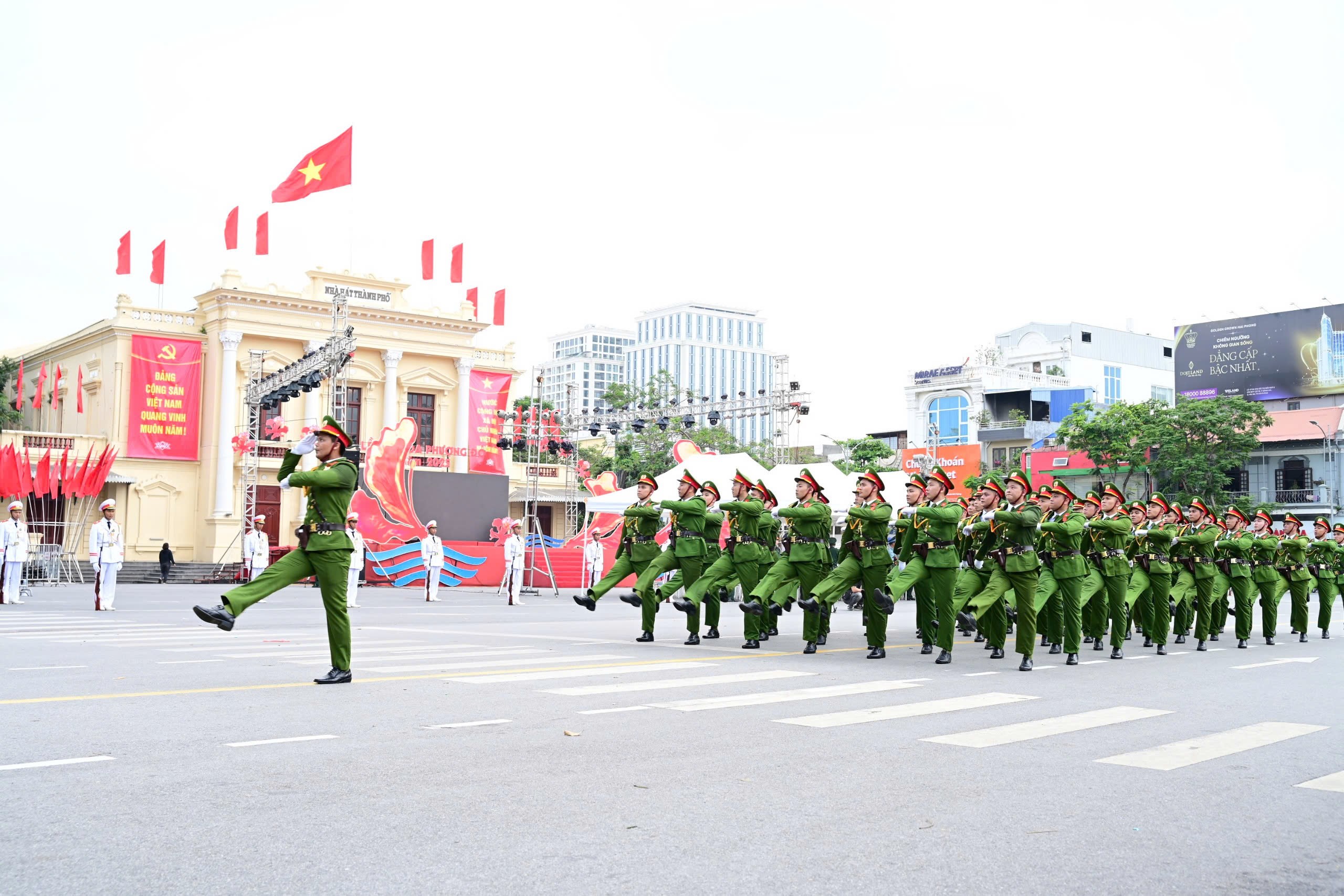 Điều chỉnh thời gian phân luồng giao thông tạm thời phục vụ chương trình duyệt đội ngũ, diễu hành quần chúng 
